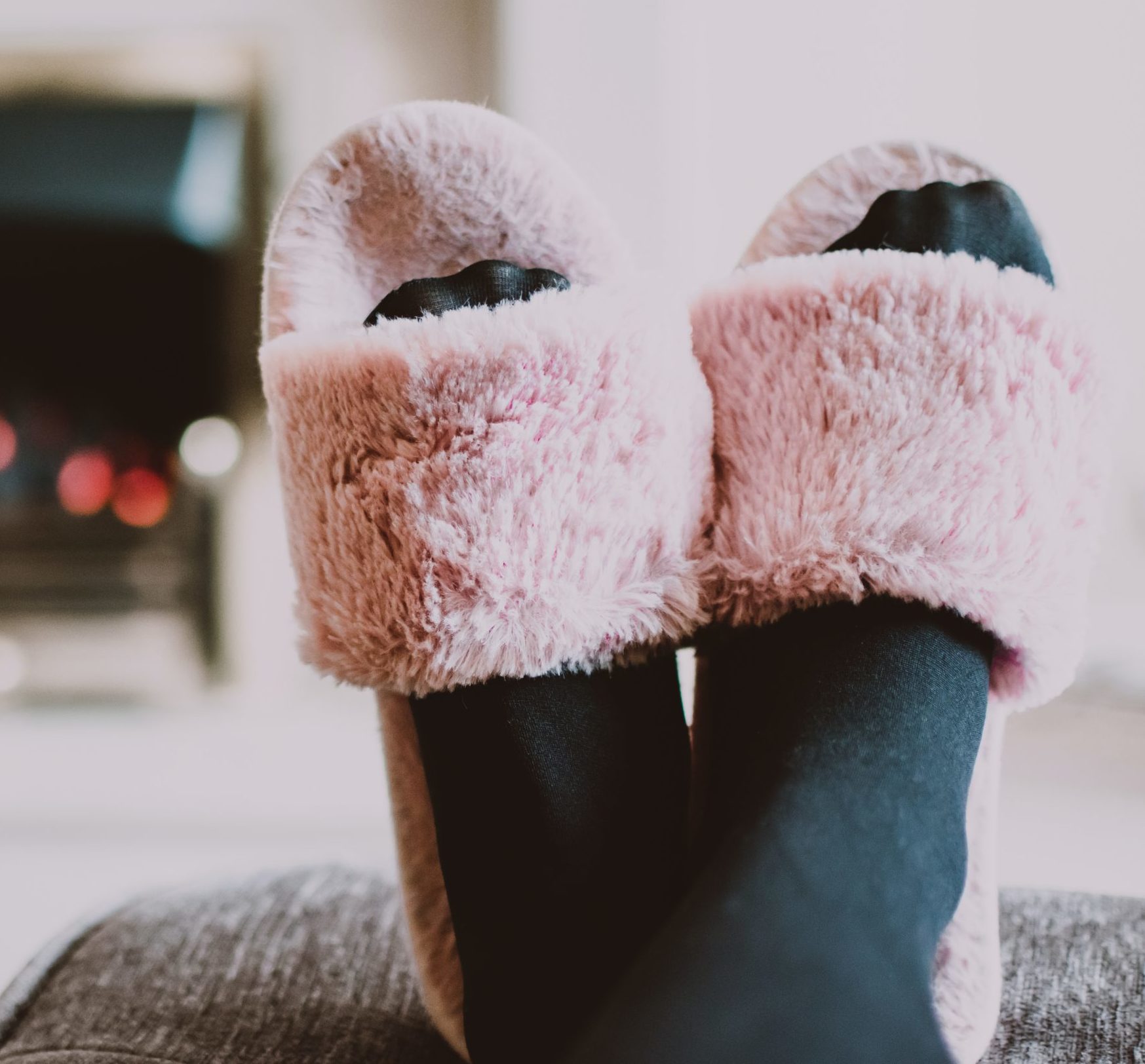 Furry Slippers Will Be All the Rage This Winter - toppoptoday.com