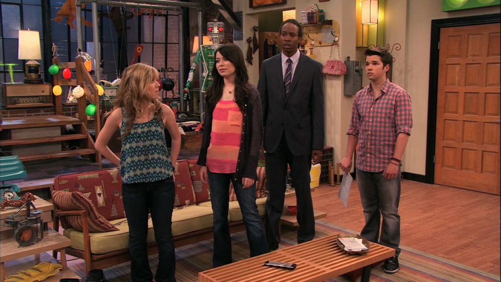 Nathan Kress, Miranda Cosgrove, Jennette McCurdy, and Boogie in "iCarly"