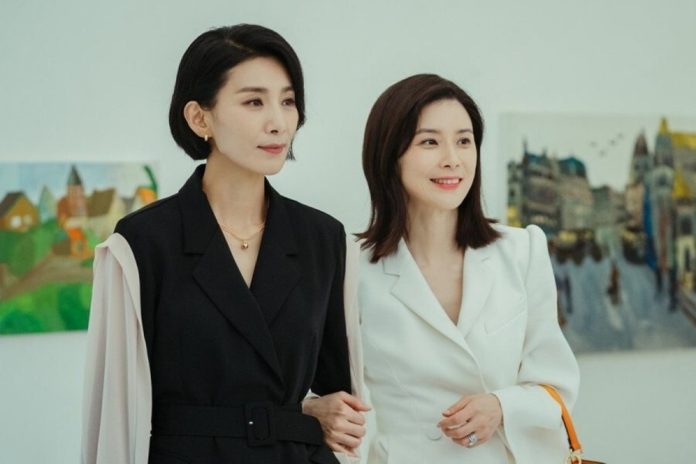 Kim Seo-hyeong and Lee Bo-young in 