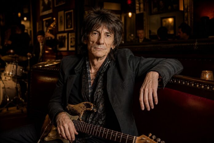 toppoptoday_keith-richards-captured-at-the-django-for-rolling-stones-bil Keith Richards Captured at The Django for Rolling Stones Billboard Cover Shoot