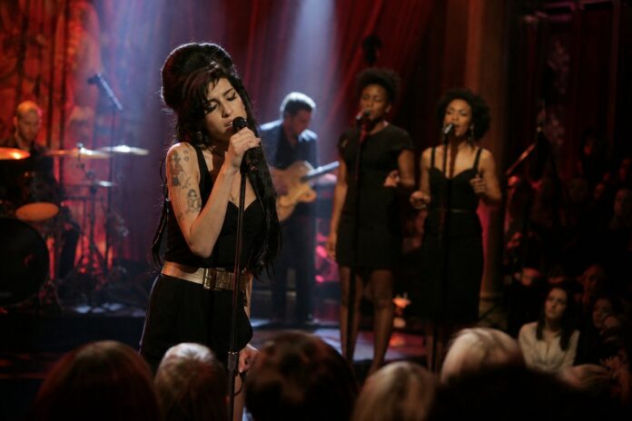 toppoptoday_sienna-spiro-brings-great-expectation-to-the-tonight-show Sienna Spiro Brings ‘Great Expectation’ to ‘The Tonight Show’